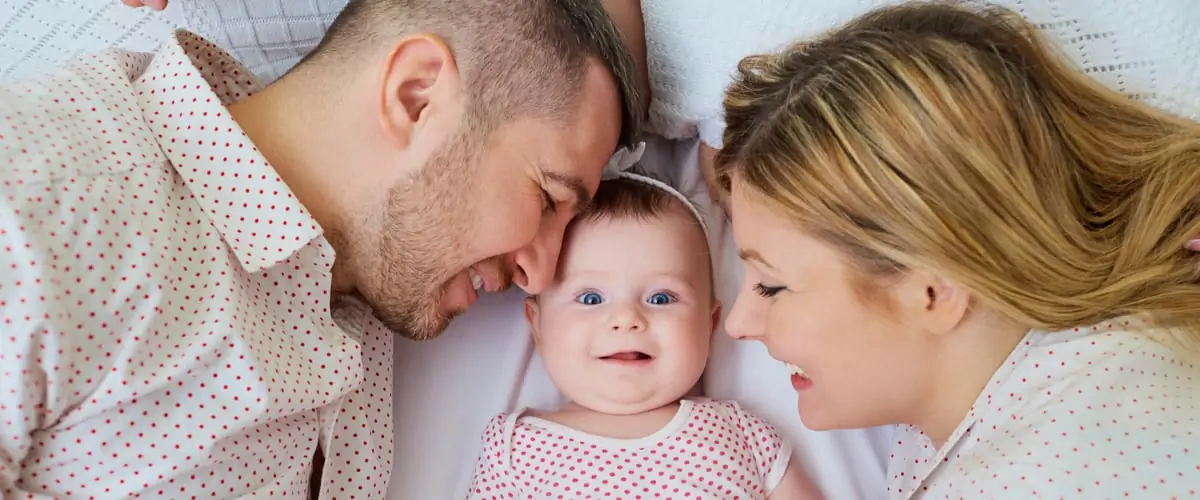 junge Eltern mit süßem Baby Mädchen