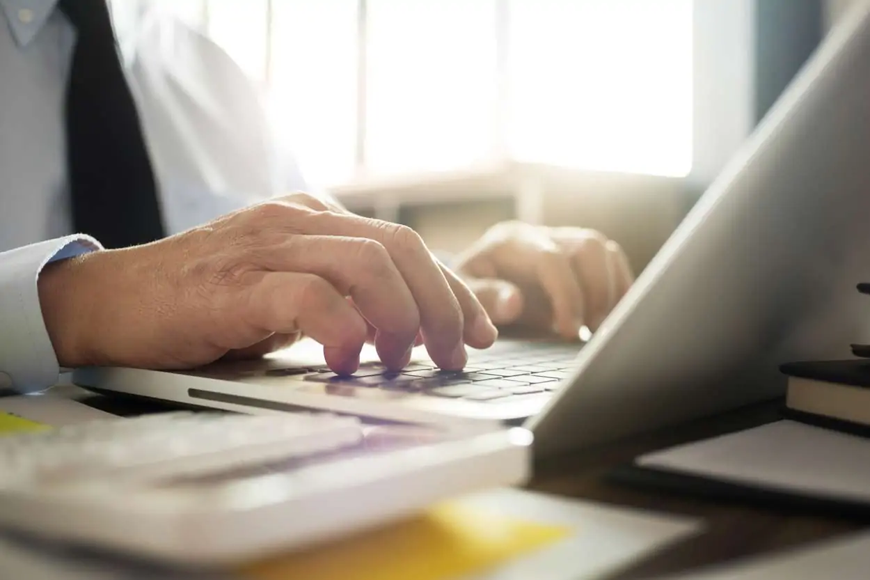 Mann arbeitet am Computer