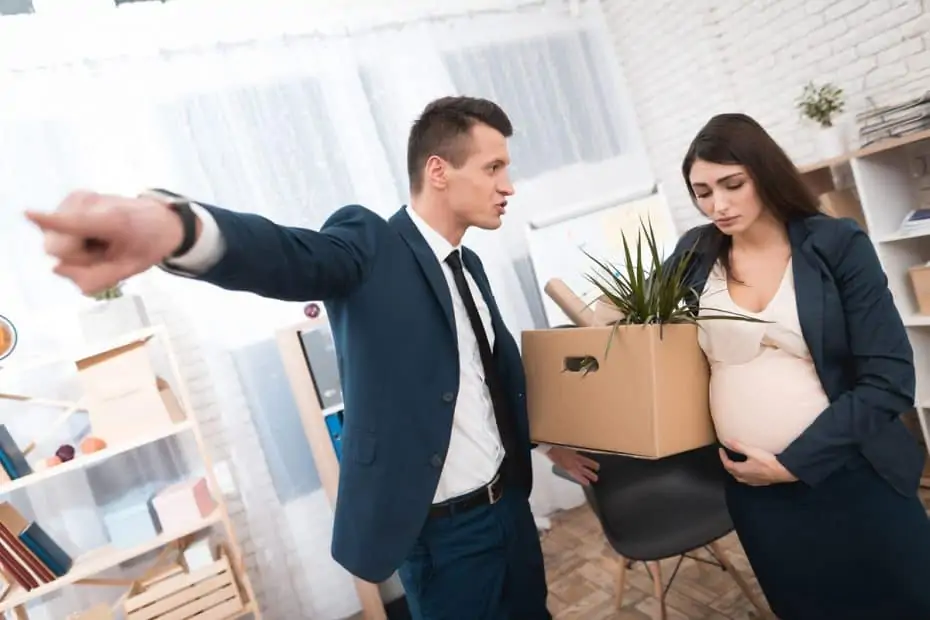 schwangere Frau wird vom Chef entlassen und hat Kiste unterm Arm