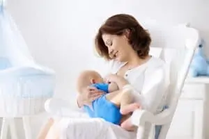 junge Mutter stillt ihr neugeborenes Baby