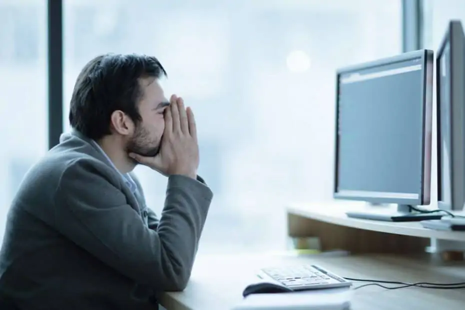 Verzweifelter Mann vor einem computer