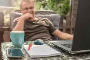 Mann entspannt im Homeoffice