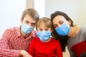Eltern mit Atemschutzmaske
