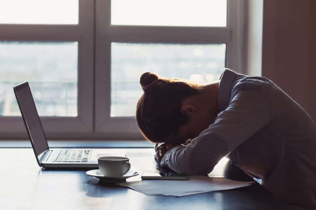 Traurige Geschäftsfrau im Büro