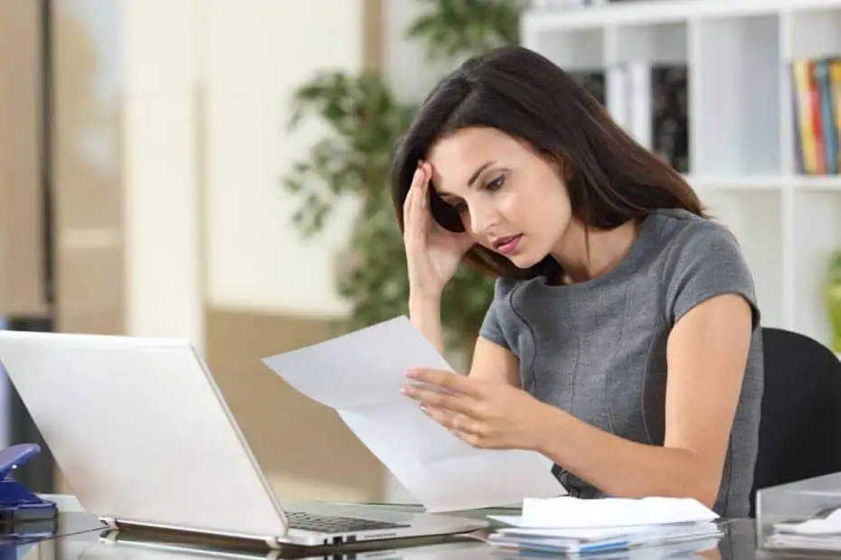 Frau liest Arbeitszeugnis