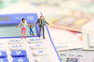 Spielfiguren Vater Mutter Kind Taschenrechner Steuer Geld