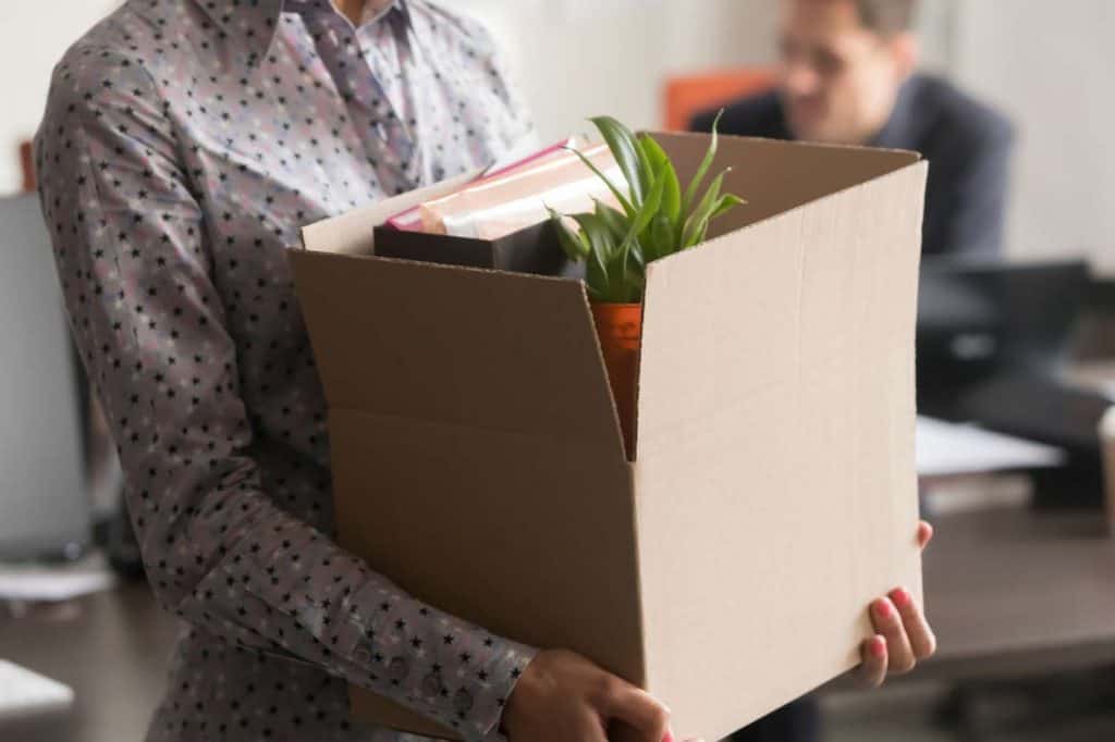 Frau verlässt Arbeitsplatz
