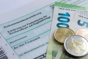 Einkommensteuererklärung und Geldscheine