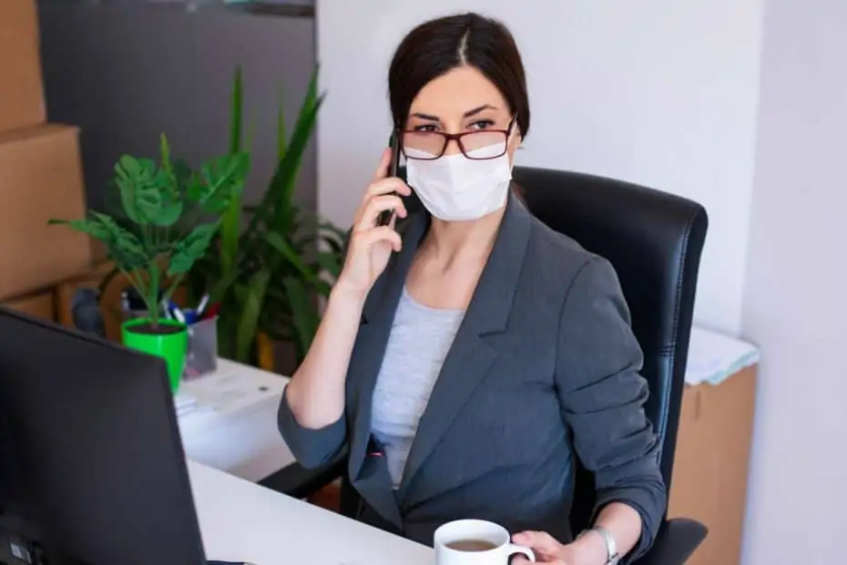 Frau mit Maske im Büro